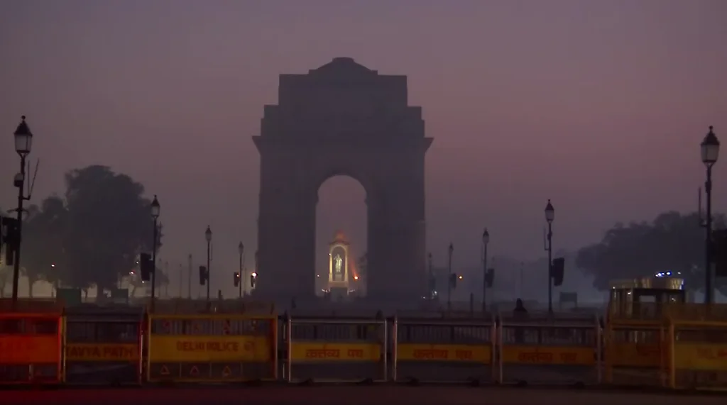 A layer of smog covers the area around India Gate and Kartavya Path as the Air Quality Index (AQI) recorded '281' in the 'Very Poor' category as per the Central Pollution Control Board (CPCB), in New Delhi