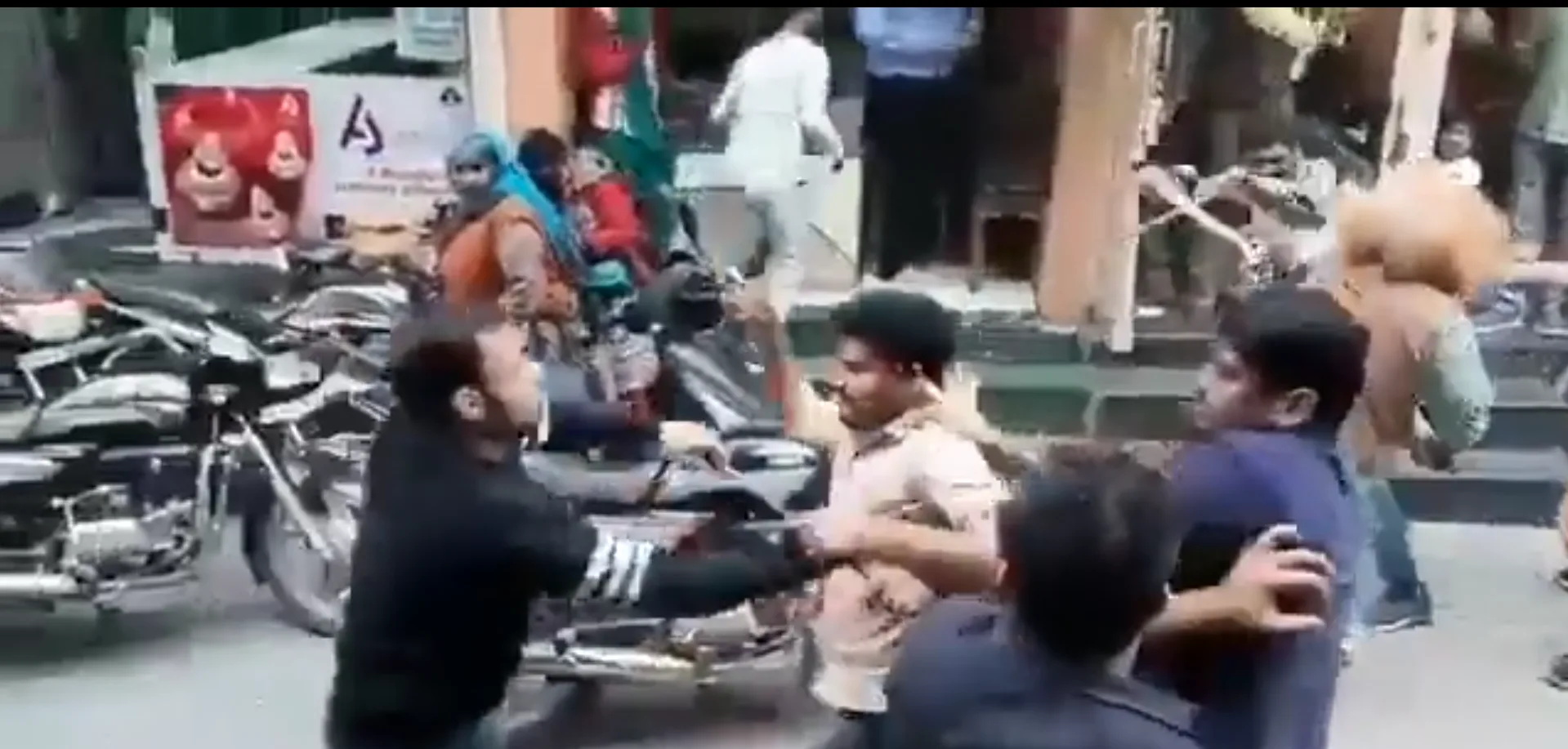 4 injured as chutney dispute sparks street brawl in Hapur market