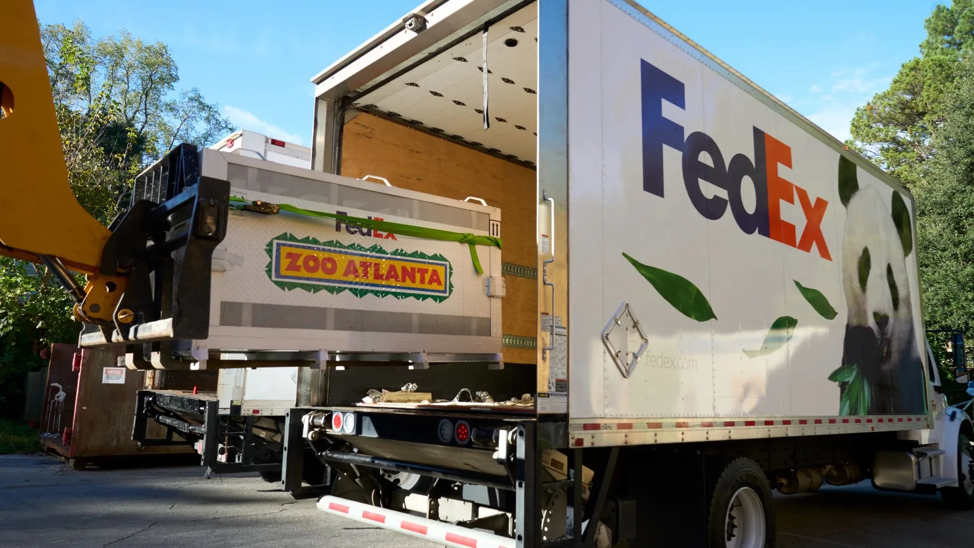 The FedEx plane and trucks carrying Ping Ping and Fu Shuang to Zoo Atlanta have pictures of Ying Ying, Fu Shuang’s great-grandma | X (@likingpanda)