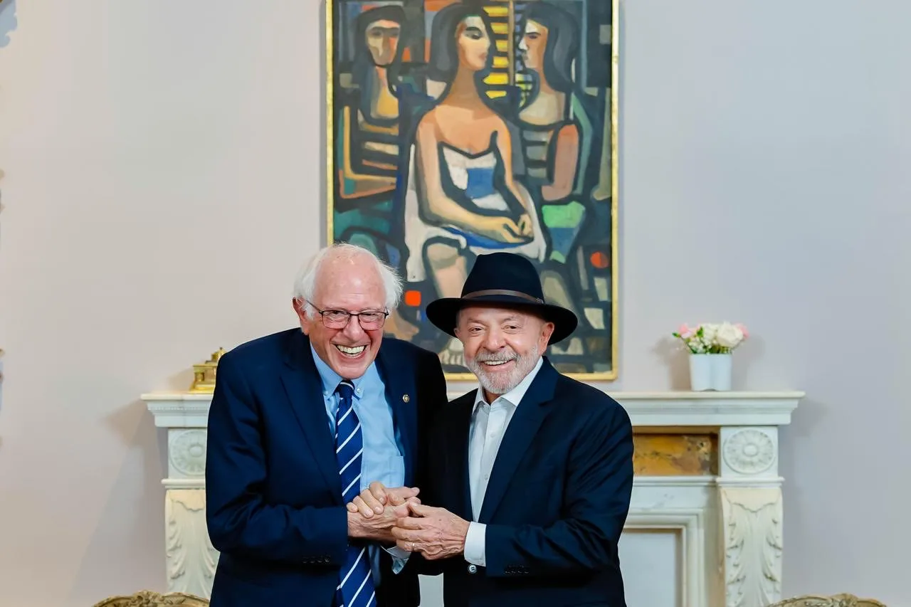 Brazil's president and US senator Bernie Sanders share a warm moment during a meeting | X (@SenSanders)
